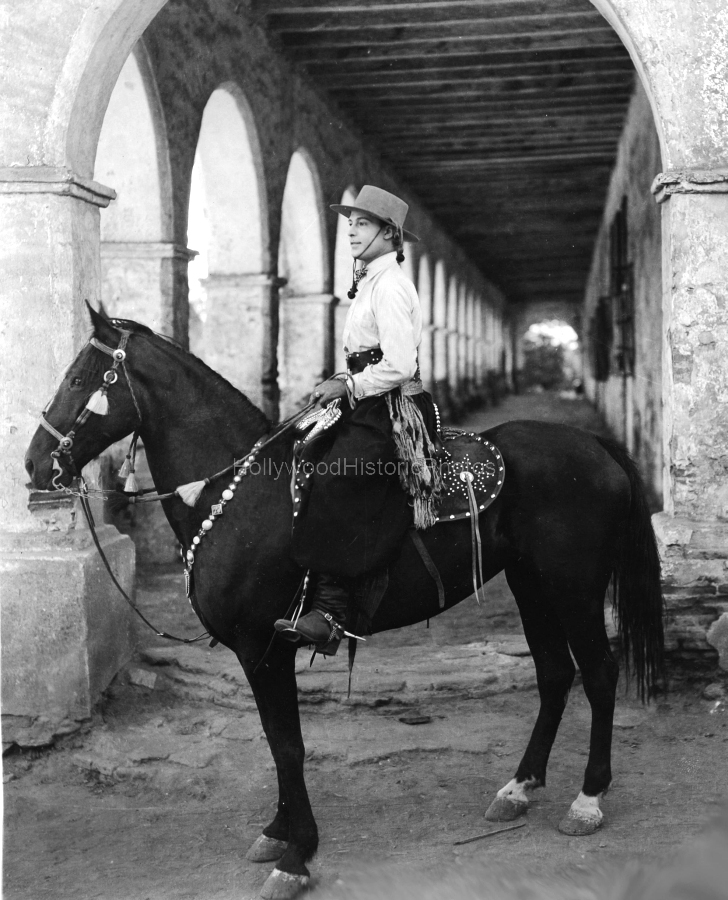 Rudolph Valentino 1921.jpg